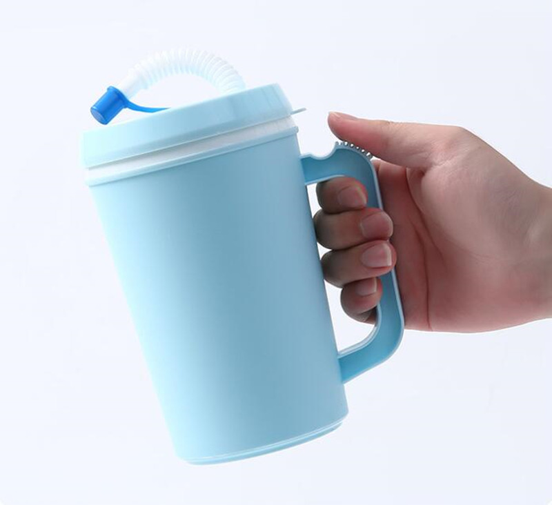 Tazze da caffè camionista da 22 once con manico Tazze sippy bere in plastica a doppia parete isolate Bicchiere vuoto con coperchi in paglia Stampa logo personalizzato personalizzato