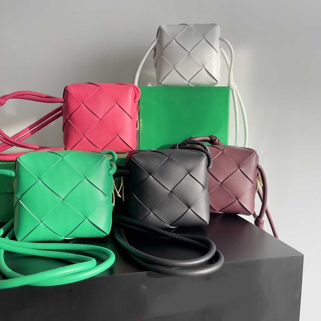 Женская дизайнерская роскошная сумка Bvs 2023, горячая распродажа Botega Veneto, новая мода через плечо, мини-черный ромбовидный плетеный фотоаппарат, коробка для женщин X