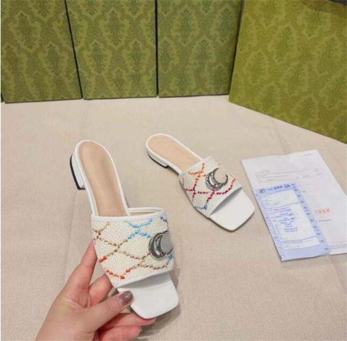 Sandaler Slipper Foam Runners Väskor Designer Women Rubber Patent Leather Det är en slags skor som kan matchas med kläder i storlek 35-42