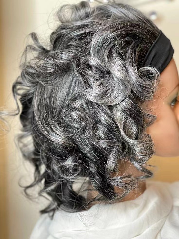 Brésilien Brésilien Clairs Sliver Wigs Gris pour femmes noires Perruque grise Bouncy Curl Salt et poivre Bande Bande Bande Hairsyle Beautiful HD