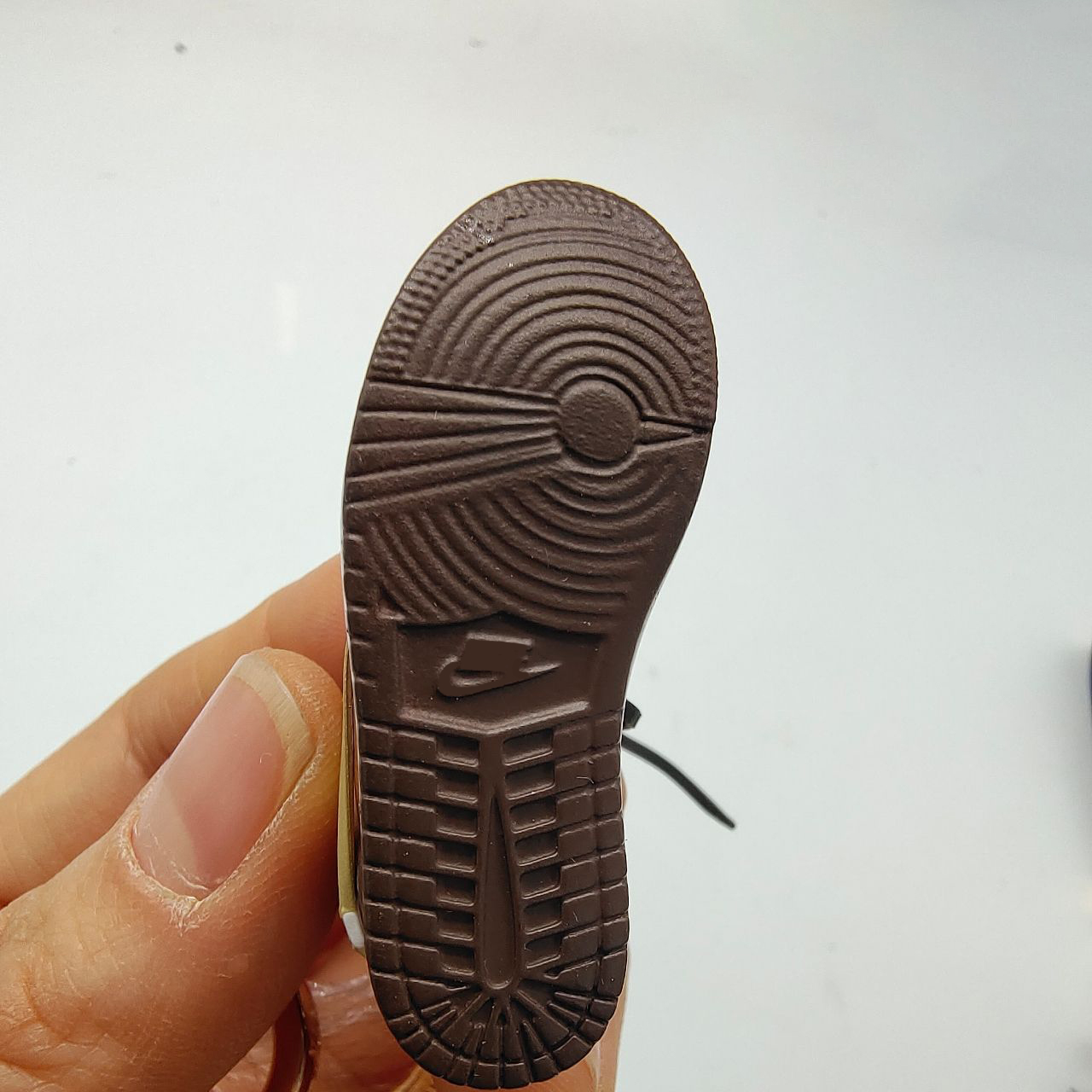 célèbre brandcherrycar keychain en cuir clés de trèfle hommes femmes 2023 marques de mode concepteurs de chaussures de trait de qualité supérieure en métal de luxe llaveros sac pendentif accessoires