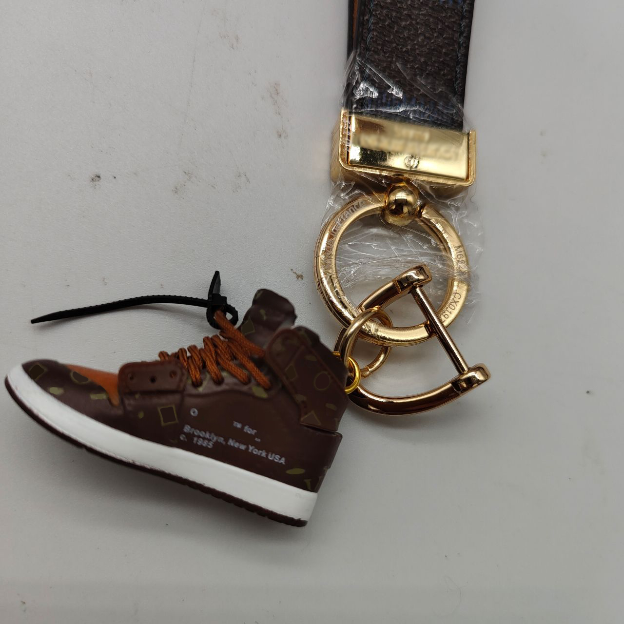 célèbre brandcherrycar keychain en cuir clés de trèfle hommes femmes 2023 marques de mode concepteurs de chaussures de trait de qualité supérieure en métal de luxe llaveros sac pendentif accessoires