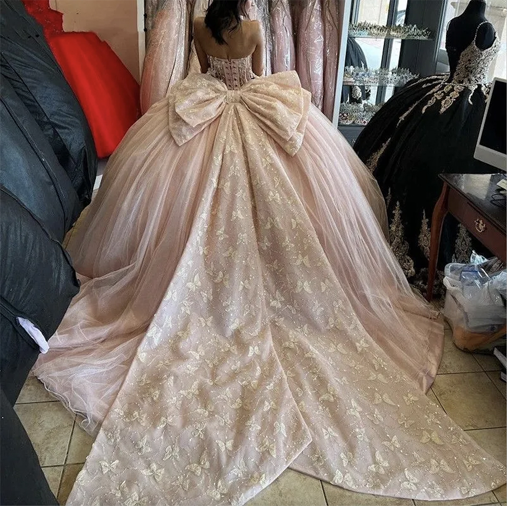 2023 Light Pink Quinceanera Dresses 수제 버터 플라이어 아플리크 구슬 보우 스위프 트레인 얇은 명주 그물 맞춤형 스위트 15 16 공주 대회 볼 가운 멍청이