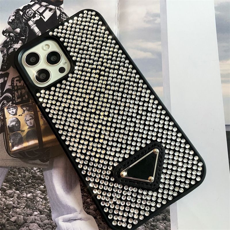 Fundas para teléfonos Cubierta con diamantes flash en pantalla completa para iPhone 15 14 13pro 13promax 12 12pro 12promax 11 Diseñador de lujo Triangle Diamond Phone Case Fundas para teléfonos de marca