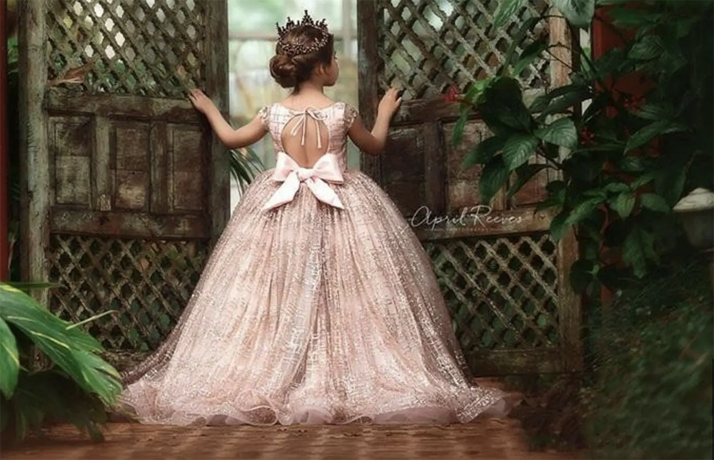 2023 Rose Gold Flower Flower Girl Dresses لحفلات الزفاف الدانتيل الترتر القوس مفتوح الظهر الأكمام قصيرة الفتيات فستان فستان الأطفال بالتواصل