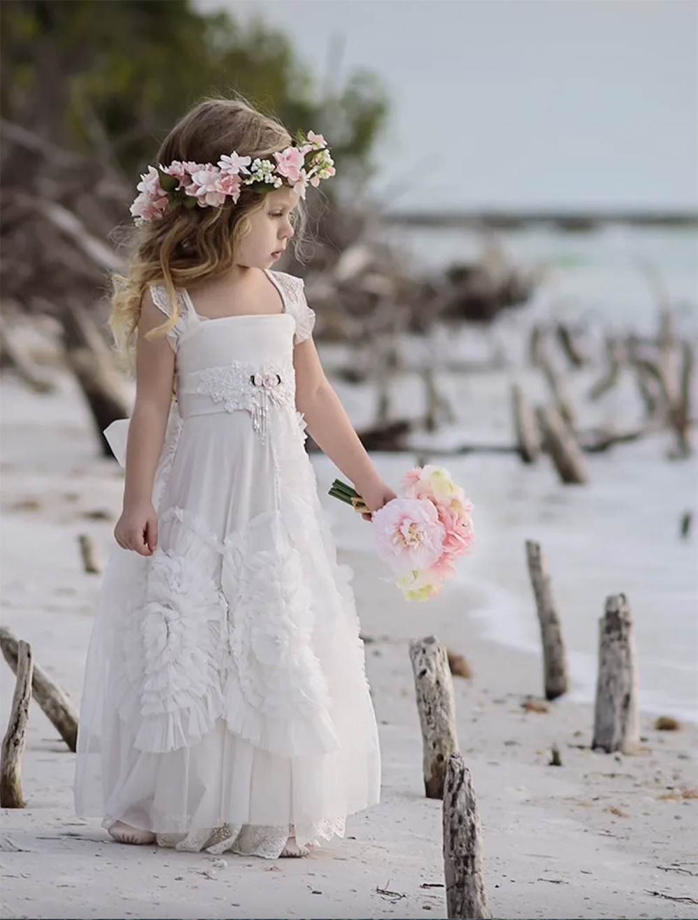 Abiti da ragazza di fiori adorabili bambole matrimoni Abiti da spettacolo bambini increspati Fiori Lunghezza pavimento Abito da comunione in pizzo