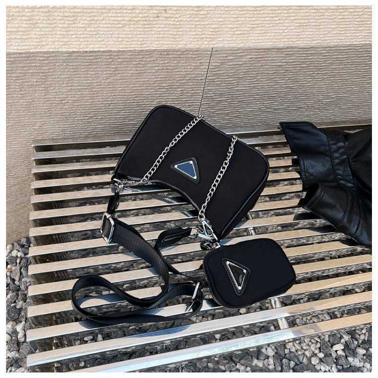 Nya kvinnor 2023 High End and Niche Design One Shoulder Underarm Cross Body Oxford Spinning Chain Bag Billig utlopp 50% rabatt