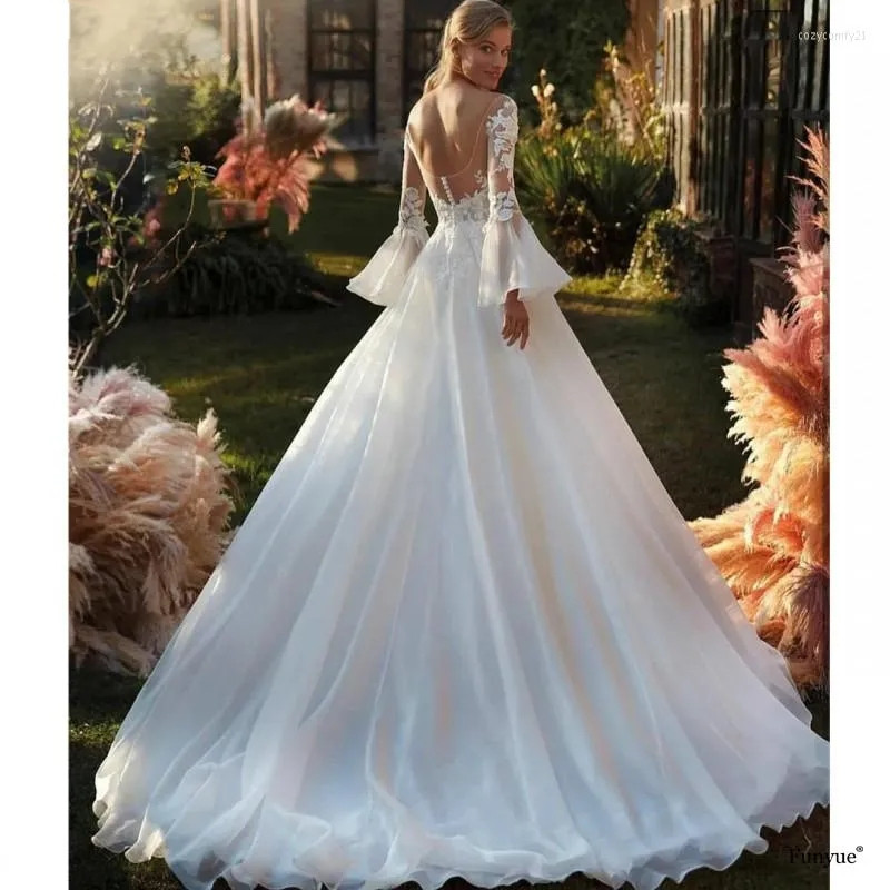 Robe de mariée de plage magnifique blanc 2023 arrivée sexy dos nu manches longues évasées a-ligne robe de mariée en tulle col rond robes de fiesta