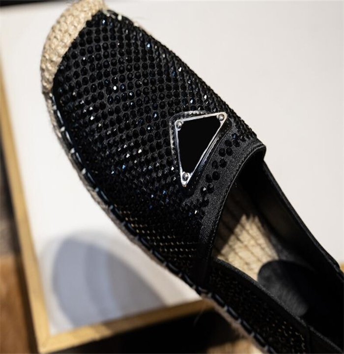 Triangelplack satin glid på koriumskor jute sula våren silklägenheter loafers handgjorda lyxdesigners sko för kvinnor avslappnad luxe lounge fabrikskor.