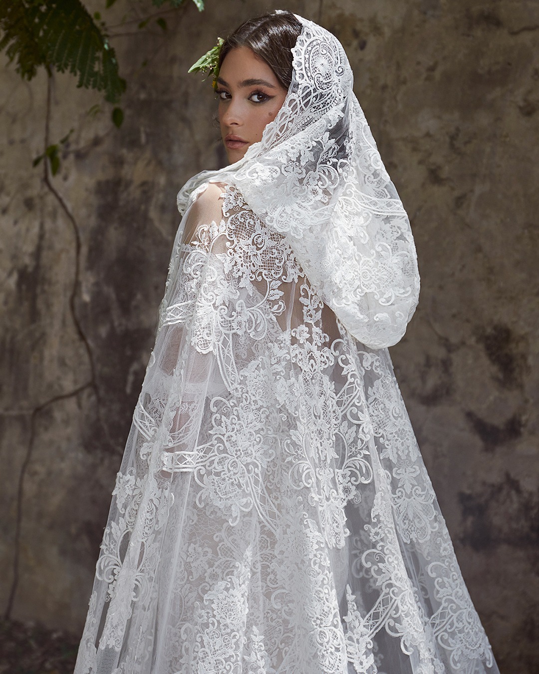 Romantic Hooded Lace Wedding Veil Lily Collins Inspired Fairy Princess Bridal Cape 2024 Shoulder Cloak Chapel Long Bridal Veils Western British Victorian