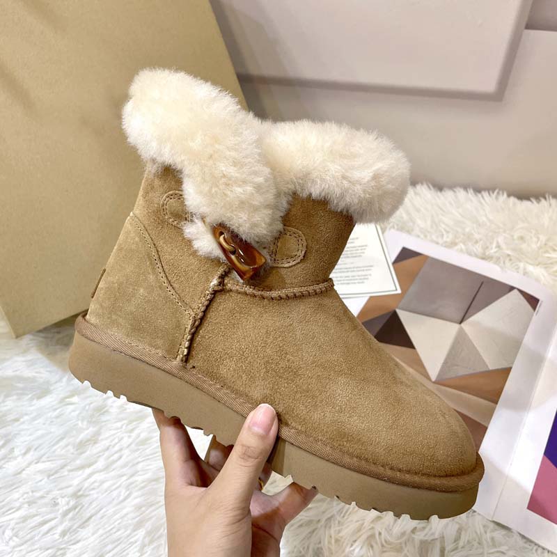 Luxury designer womens snow boots wool integrated cowhorn buckle short boots thickened and plush anti slip fashionable and versatile fashion boots