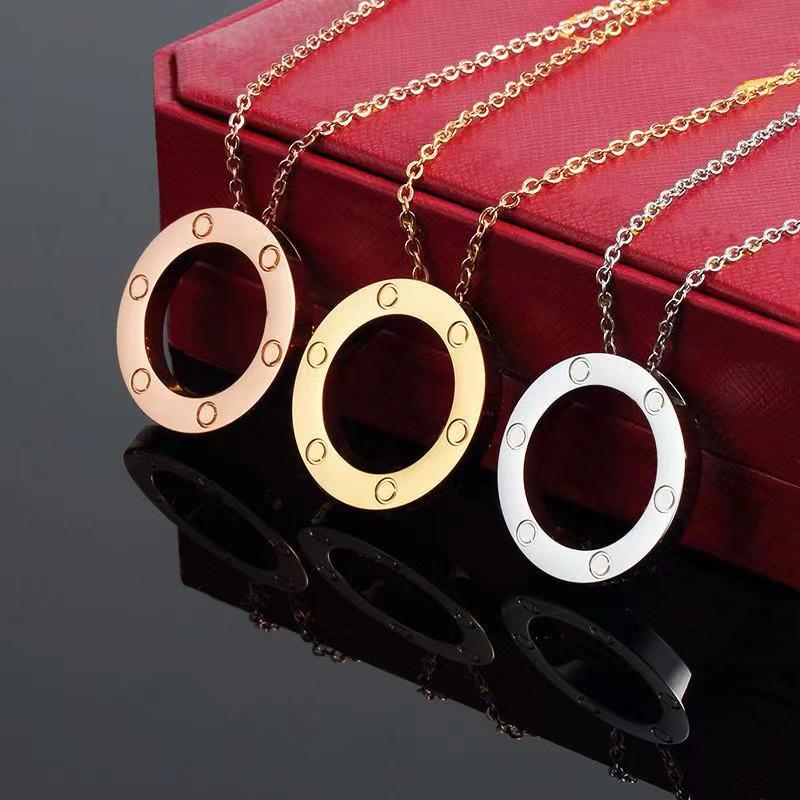 2023 Pendanthalsband för kvinnor och män i rostfritt stål Icke-allergiska designer smycken enkla en cirkel hängkedjor dagliga outfit stilfulla tillbehör