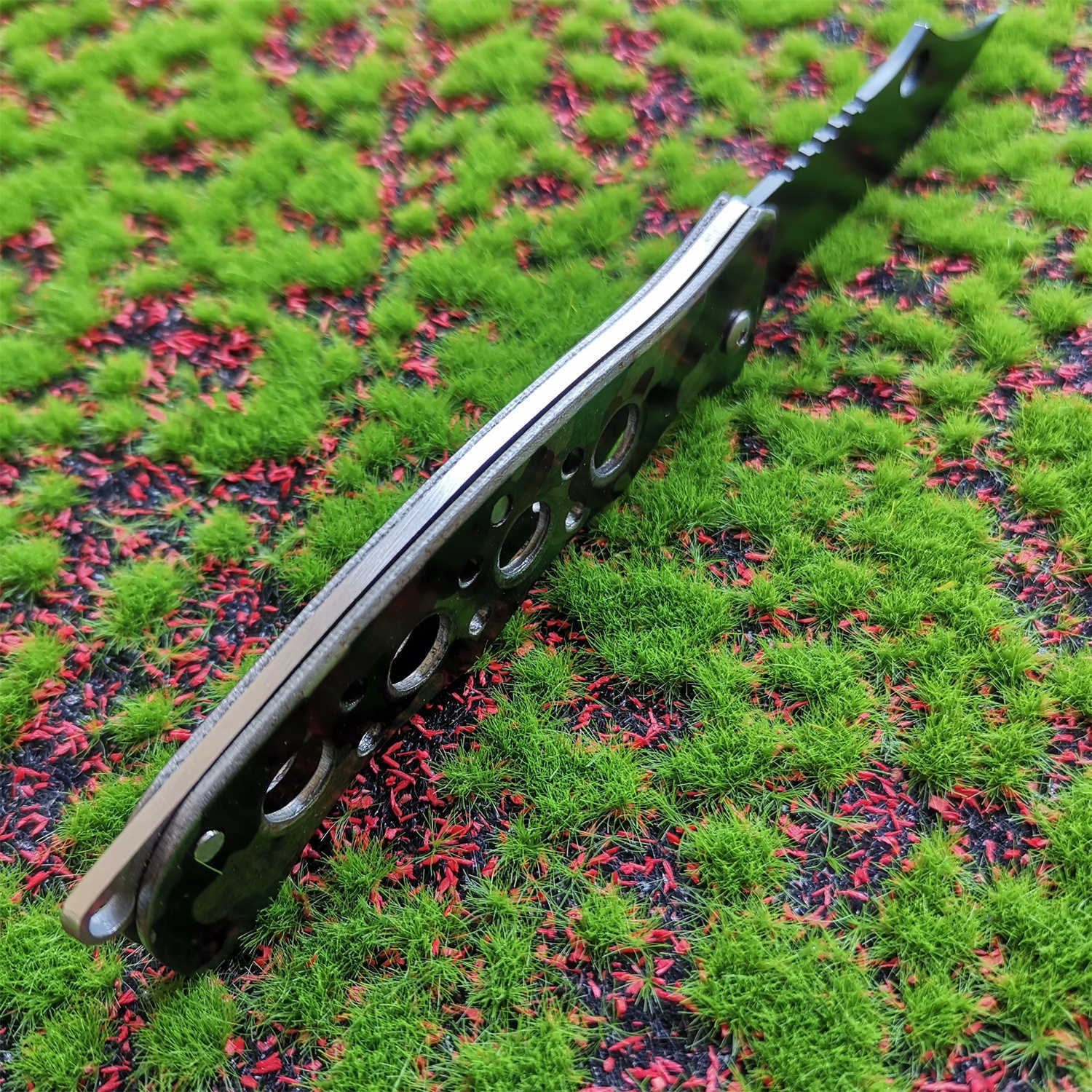 Coltello pieghevole in acciaio inossidabile ad alta durezza 5CR15MOV Lama in acciaio con manico mimetico Mini coltello portatile da tasca esterni