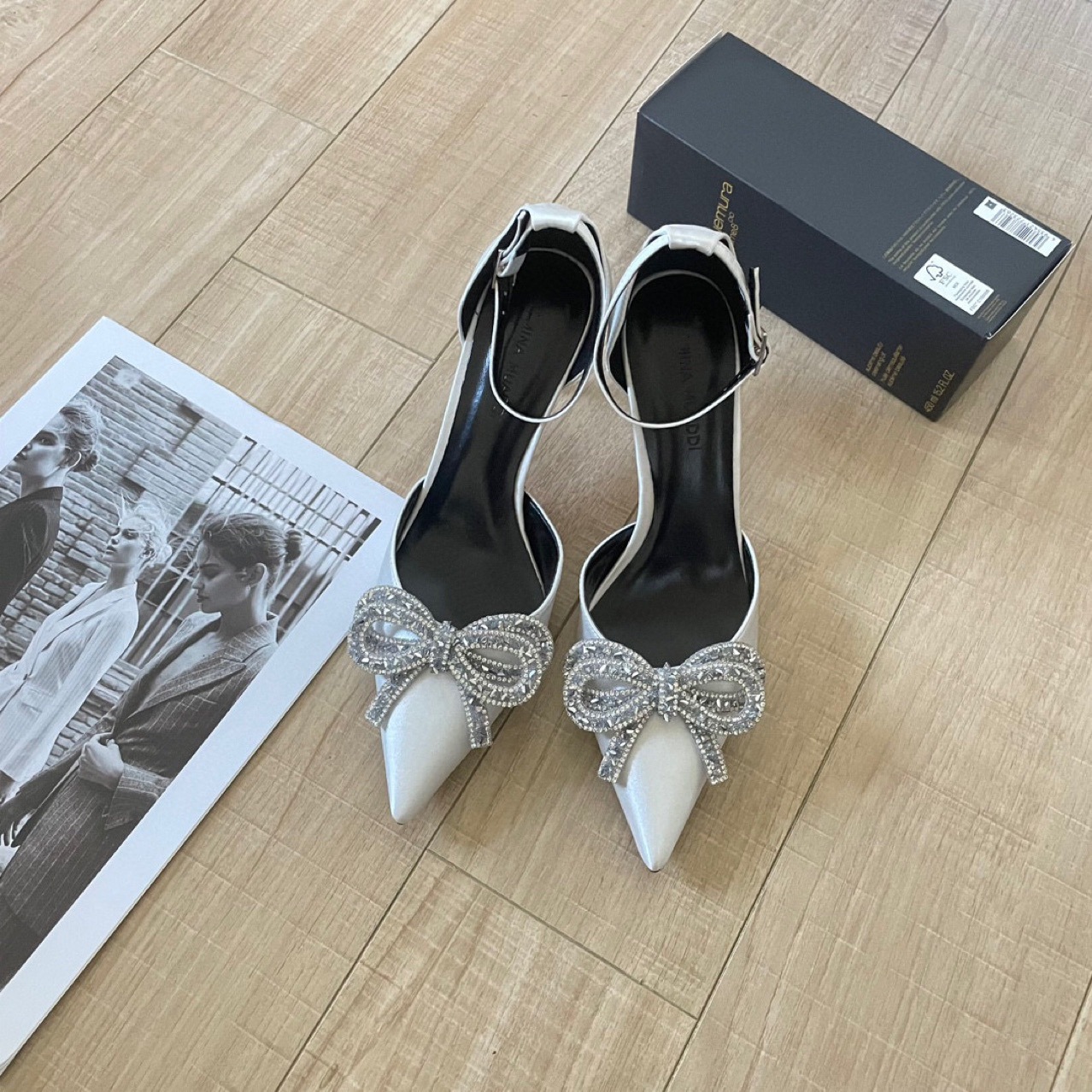 2023 Nouvelle perle strass femmes sandales Bow Toe luxe Designer polyvalent Stiletto sandale talons peu profonds femme loisirs Amina chaussures de mariage talons hauts pompes 35-40