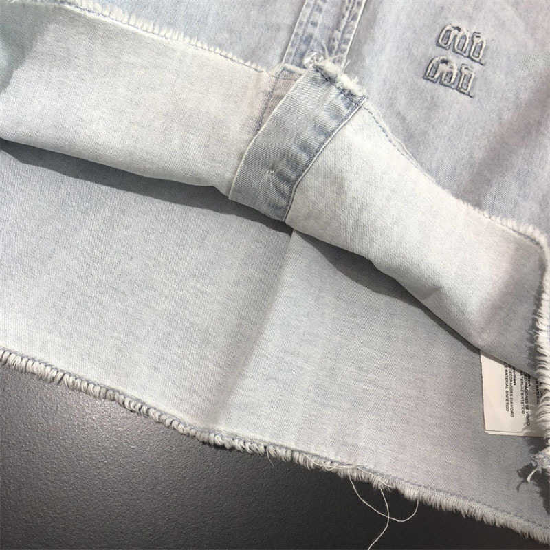 Camicette da donna Camicie firmate 2023 Estate Nuova Miu Lettera Fiore bruciato Orlo fatto a mano Bordo in seta Design Morbido Camicia di jeans corta W9DN