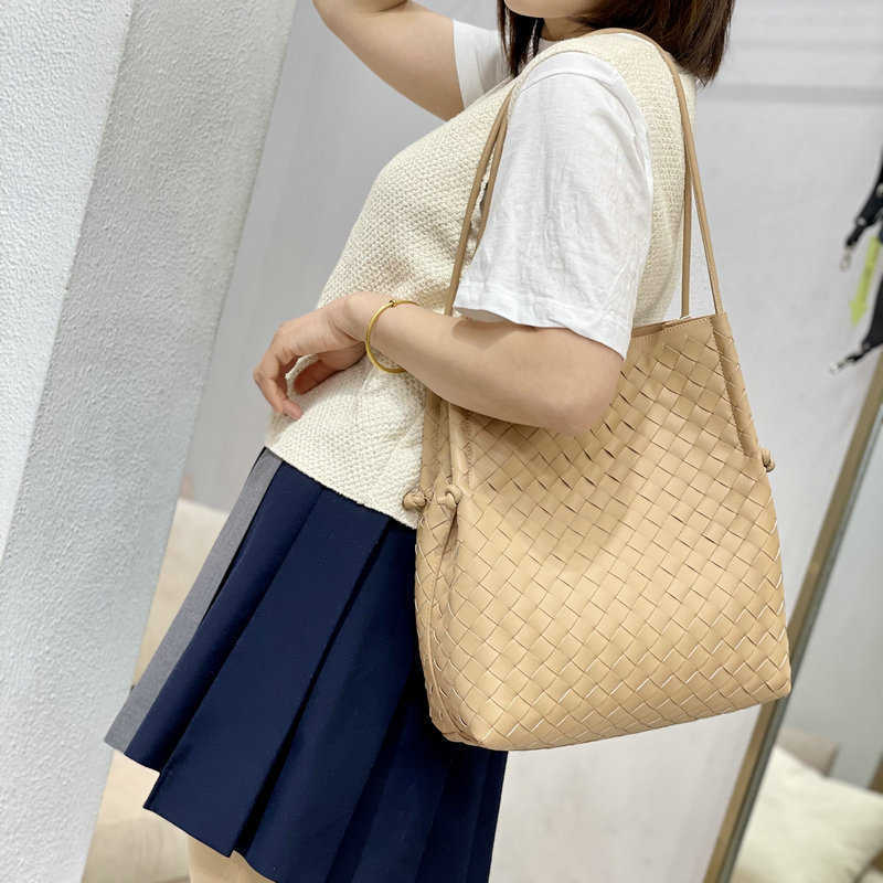 デザイナーラグジュアリーレディースハンドバッグBVS BOTTEG VENE 2023 NEW HANDWOVEN TOTE VERSATILE FURINE LEATHER LARGING CAPIRATH HANTBAG COWHIDE LARGE X