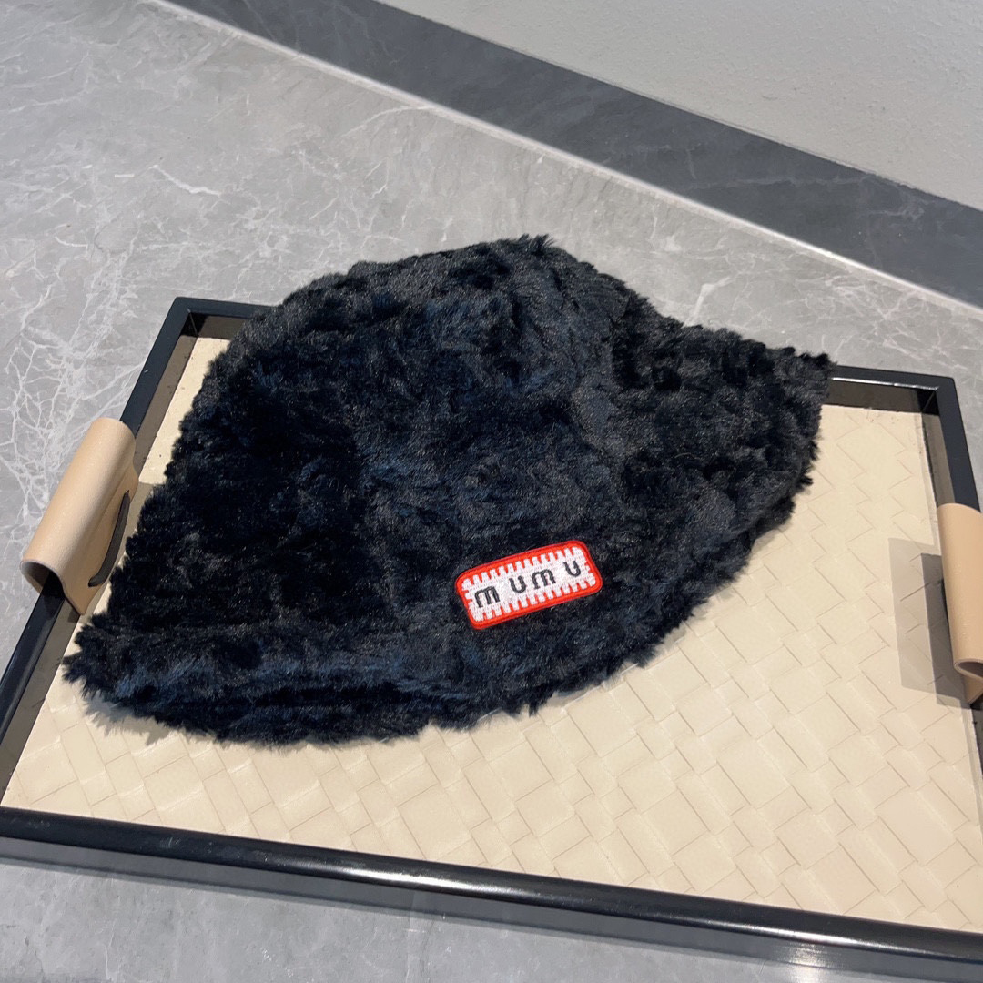 Cappello da donna di design in peluche di pecora autunno e inverno di lusso da donna Cappello da sposa con data di nozze Berretto con lettera calda ricamata in i