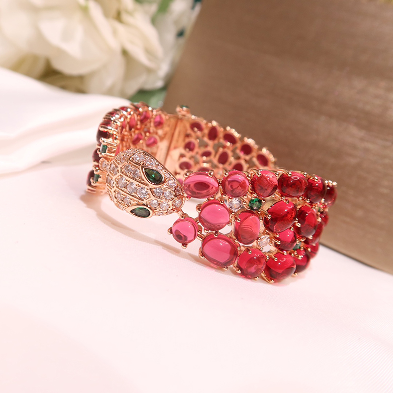 Lyxiga färgglada kvinnor Rose Gold Armetitalian Brand Charm Snake Body Style Pink Rhinesto Fashion och populära smyckesdesigner Dazzling Gorgeous Design