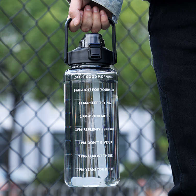 زجاجة ماء 2 لتر زجاجة ماء مع علامة زمنية قابلة لإعادة الاستخدام في الهواء الطوي