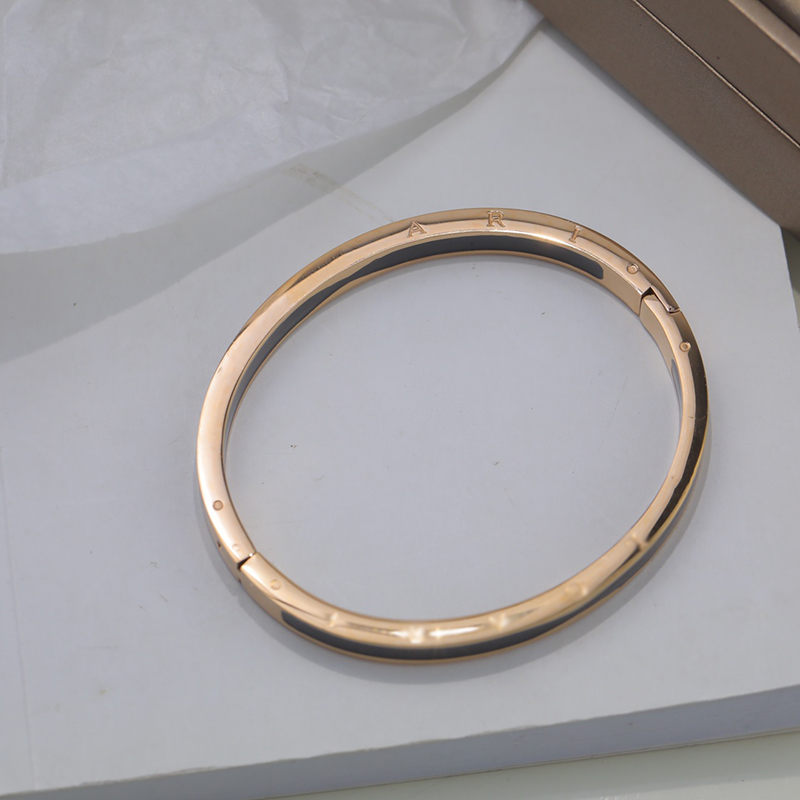 Luxe damesmode-sieraden Zilveren armband Italië Merk Letter Ontwerpstijl Titanium Staal Materiaal Rose goud Tweekleurige ontwerpstijl Ontwerper Oogverblindend Briljant