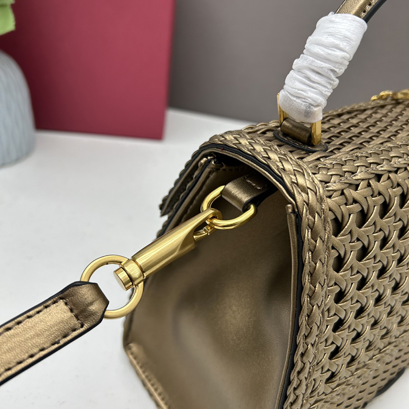 Högkvalitativ vävd Tote Designer Crossbody Bag Fashion Women's Bag Magnet Buckle Open och Close Shoulder Bag Brass Metal Logo Toalettetis