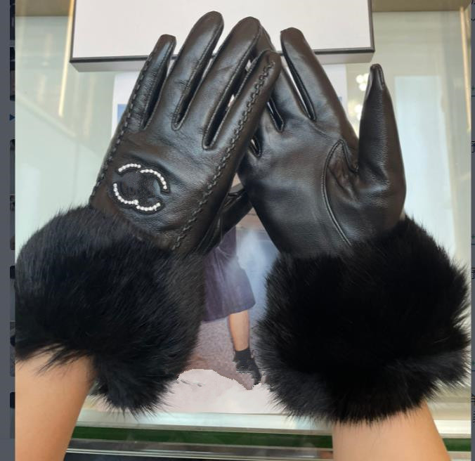 Rękawice luksusowe rękawiczki dla kobiet designerki zimowe skórzane skórzane rękawicy Grube ciepłe jazdę oryginalne skóry rękawice polarowe runki w Rabbit Fur Motorcycle Skime