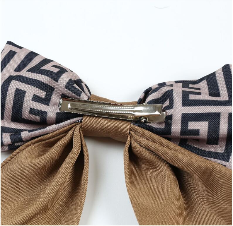 فتيات صغيرات لطيفات مطوية بتنورات توتو تنورة مع Bowknot