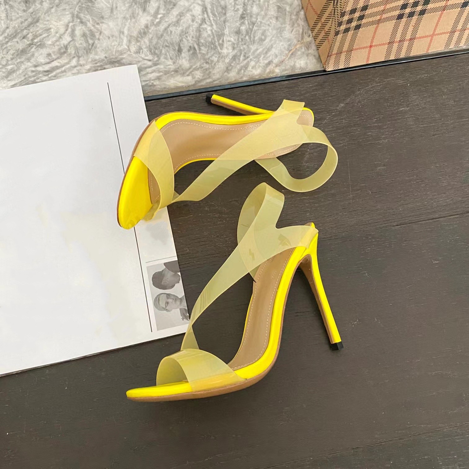 Sandálias de salto stiletto amarelo designer para mulheres moda cor sólida pvc sapatos femininos 2022 marca de luxo senhoras vestido mules sapatos sexy elegante festa saltos sapatos sandália