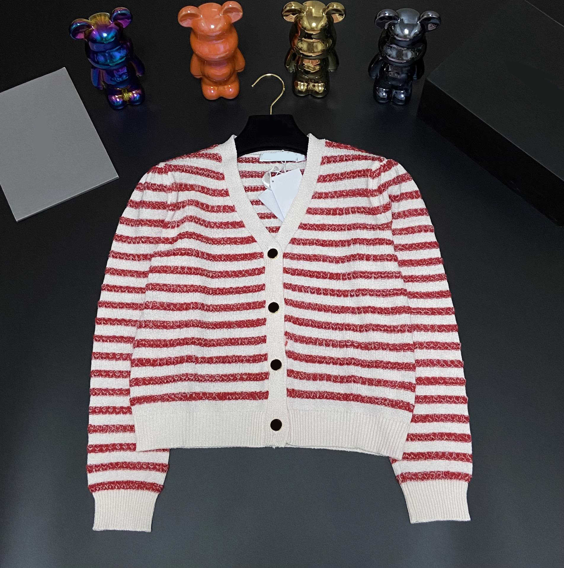 女性のセーター2023初秋に新しいクラシック刺繍高品質の多用途ニットカーディガンレッドストライプファッションカジュアルアウトウェアトップ
