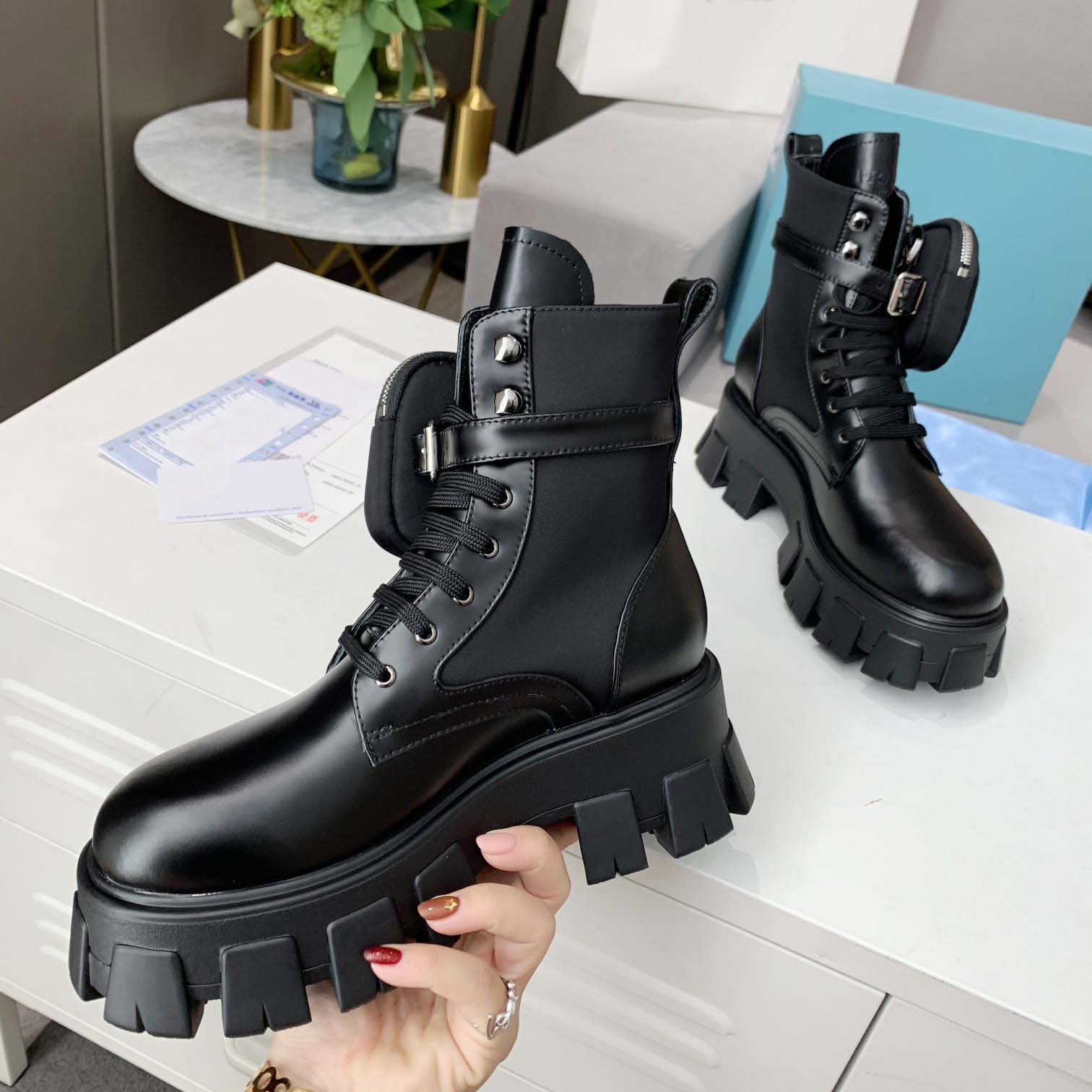 Boots Designer Womens Martin Boots Rubber Big Sole Letter Classic Martin Boots Thick Bottom Pocket Short Boots Lace up Motorcycle Thick Sole Boots