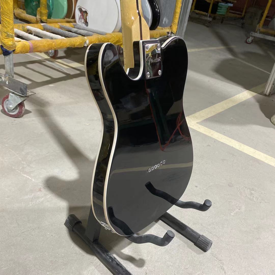 Chitarra elettrica TL Colore nero Bianco Doppia rilegatura Hardware cromato Tastiera in acero Ponte in rame