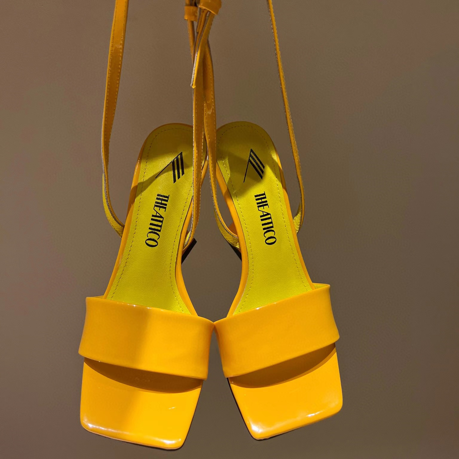 Туфли Attico для женщин, сандалии на высоком каблуке с перекрестной лентой, босоножки на шнуровке, дизайнерские женские модельные туфли, однотонные женские красные тапочки из натурального шелка, свадебные туфли с хрустальными бриллиантами