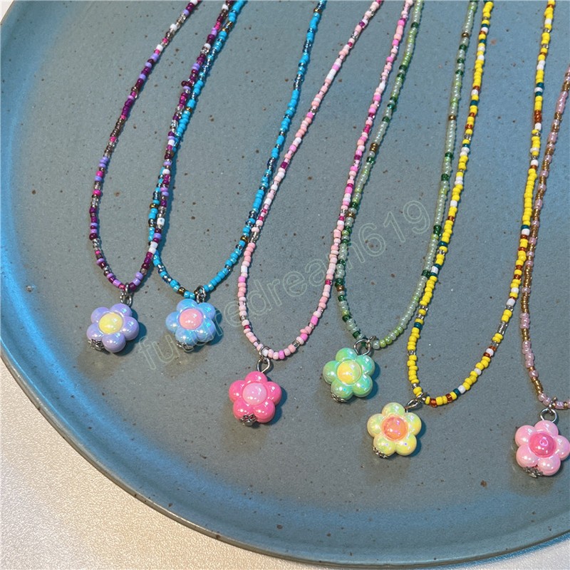 Chaîne de perles colorées en résine, pendentif de fleur, collier pour femmes et filles, chaîne de clavicule tendance, bijoux délicats, cadeau