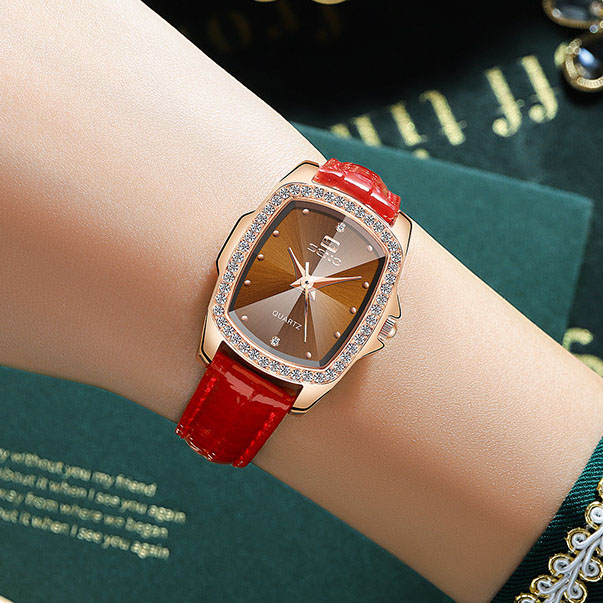 Retro Rectangular Wristwatches Designer Elegant Women Quartz Watches Rhinestones Leather Band Waterproof Wristwatch Black Red for Ladies