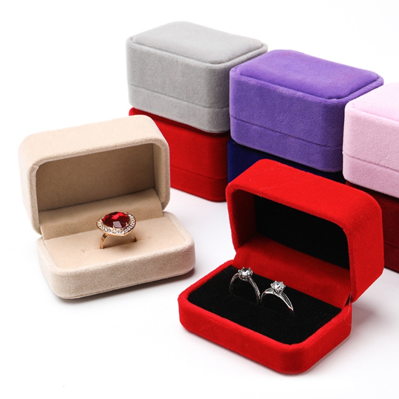 Orecchini regalo la scatola da regalo anello di velluto in cima a sospensione della proposta di fidanzamento del matrimonio.