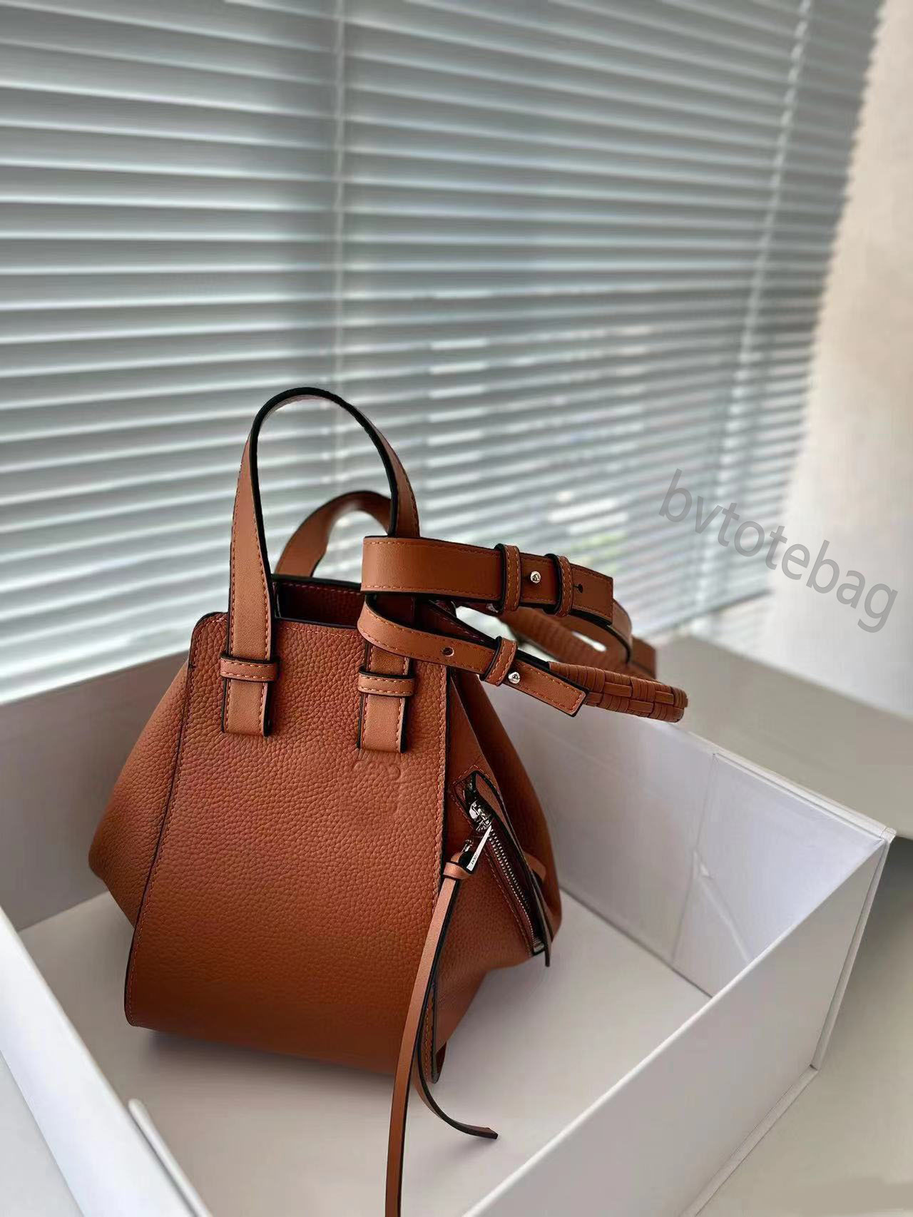 Cowhide Cross Vücut Bulma Bulma Bulma Tote Torba Tasarımcı Crossbody Bag Lüks Omuz Çantaları Kadın Yeni Alışveriş Çantaları Yüksek Kapasiteli Lowewe Çanta Kutu