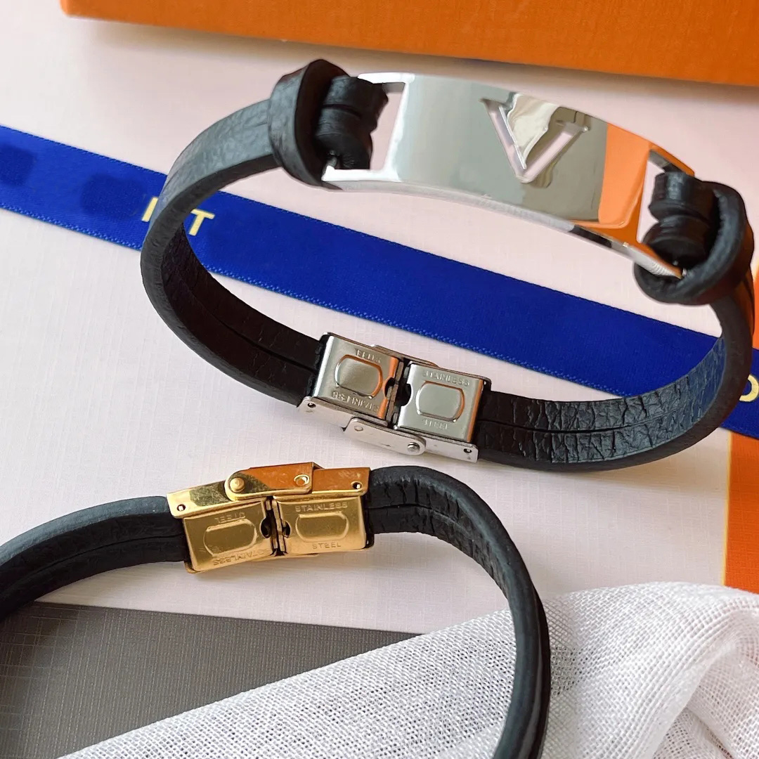 Bracciale rigido in pelle di design di lusso uomo placcato oro 18 carati Design della moda popolare timbro in rilievo lettere di marca accessorio stile semplice base versatile Y23327