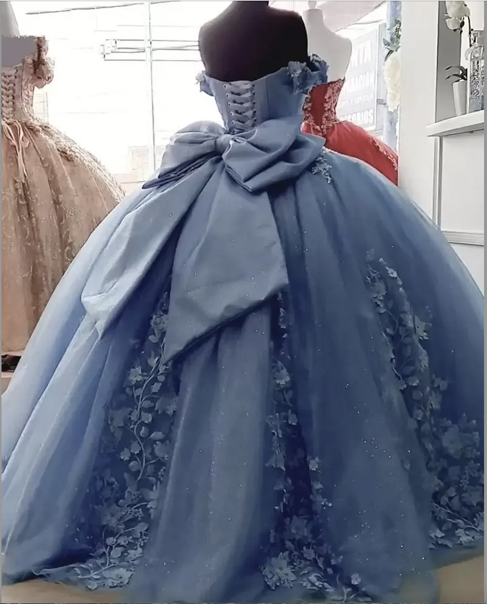 Gorgeoues Dusty Blue Quinceanera Vestidos fora do ombro com apliques florais 3D até o chão Tulle Bow Custom Made Sweet 16 Pageant Party Ball Gown vestidos