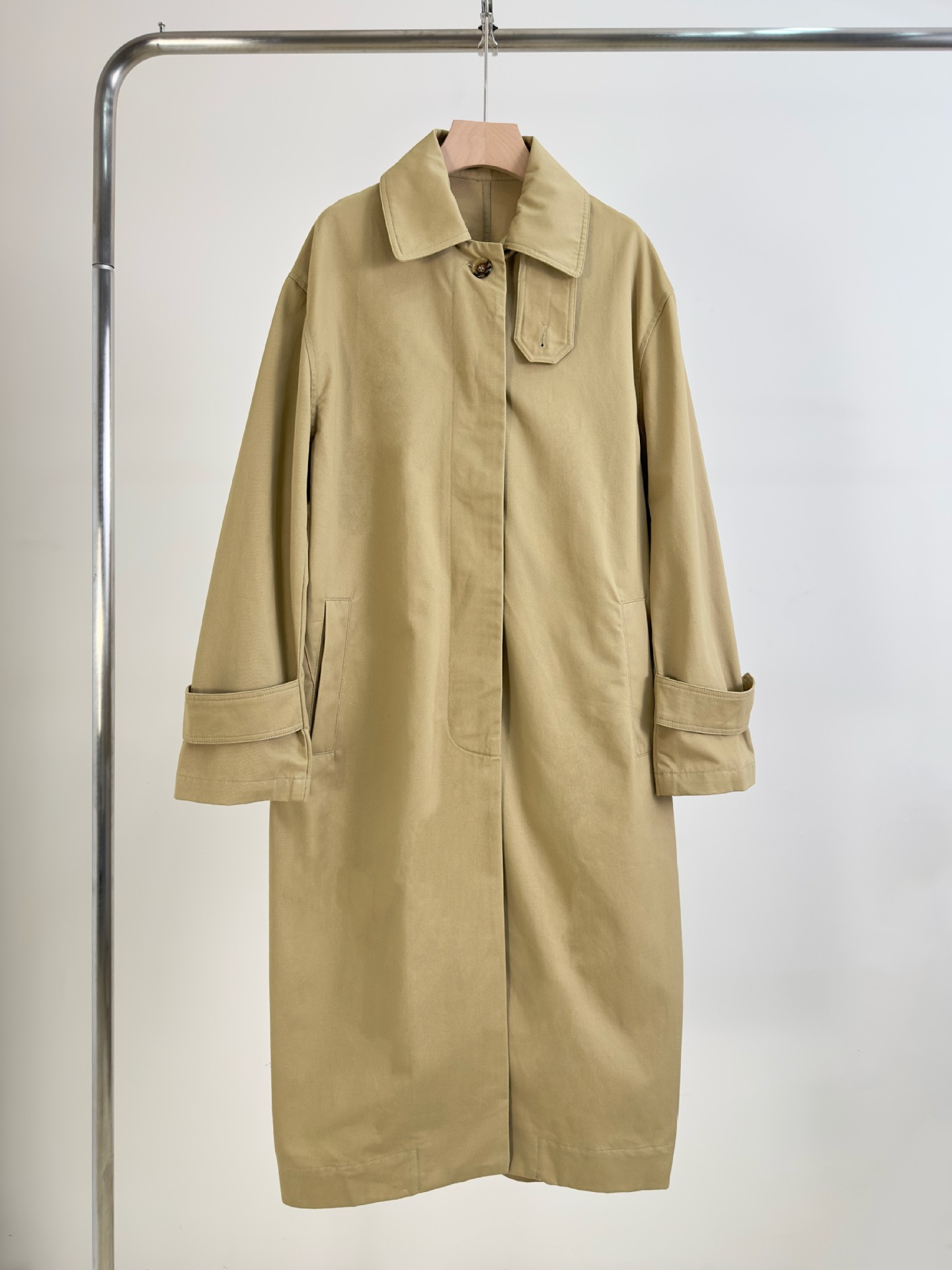 Minimalistischer, klassischer T-Otem-Trenchcoat aus Baumwolle für Frühjahr/Sommer mit abnehmbarem Kragen über dem Knie