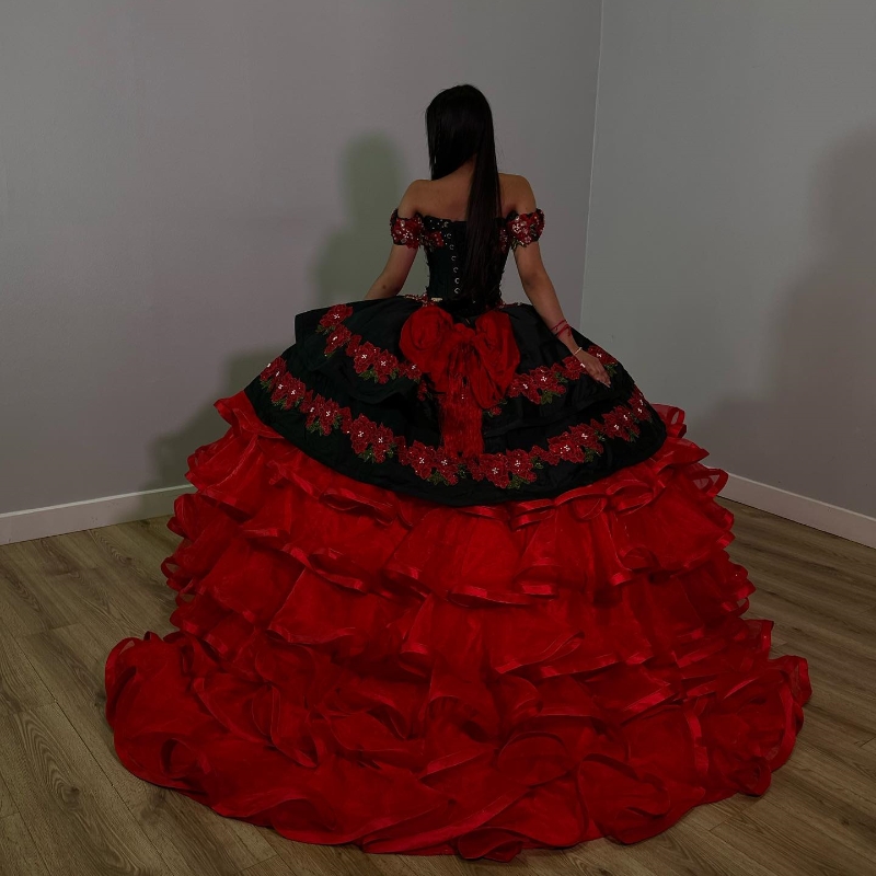 Abiti stile Quinceanera rosso con spalle scoperte Perline Ricamo Applique Abito da ballo in tull a strati Sweet 16 Abito da principessa Vestido De 15