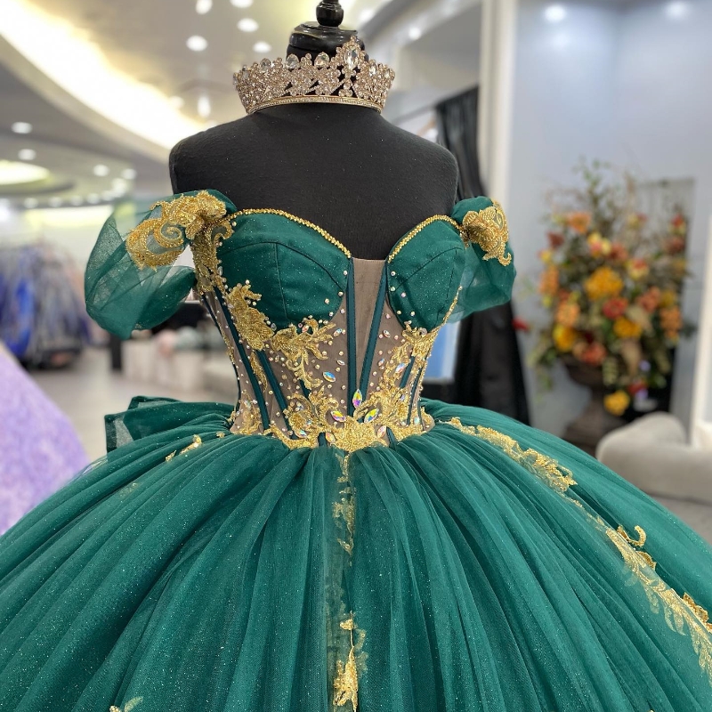 2024 Emerald Green Sweetheart Off the Shoulder Quinceanera Dresses Gold Appliques Beaded Crystal Sweet 15 16 Prom Party Gowns