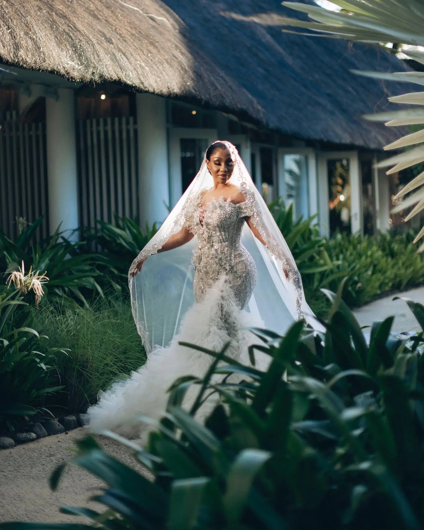 Luxuriöse, perlenbesetzte Meerjungfrau-Brautkleider mit gerüschter Tüllschleppe, afrikanisches Brautkleid, schulterfreies Kleid für formelle Anlässe