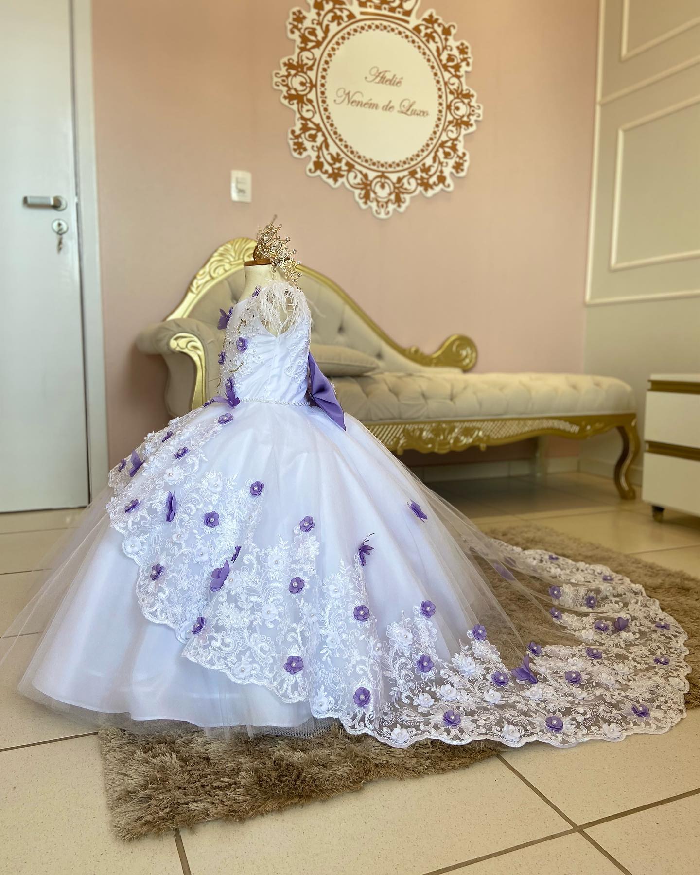 Robes de fille de fleur de perles de dentelle pour plumes de mariage appliquées robes de concours en bas âge tulle balayage train robe de bal robe d'anniversaire pour enfants