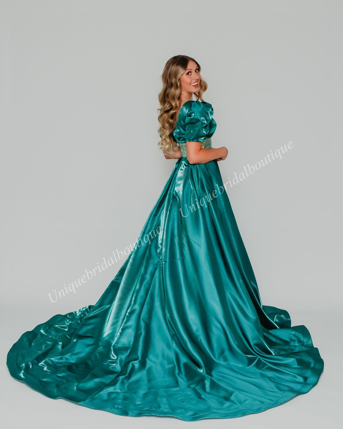 Shimmer Satin Formell aftonklänning 2K24 Puff Sleeve V-ringad lady Pageant Prom Cocktail Party Gown Saudi Arabia Red Carpet Runway Drama Crystal Aqua Emerald Winter