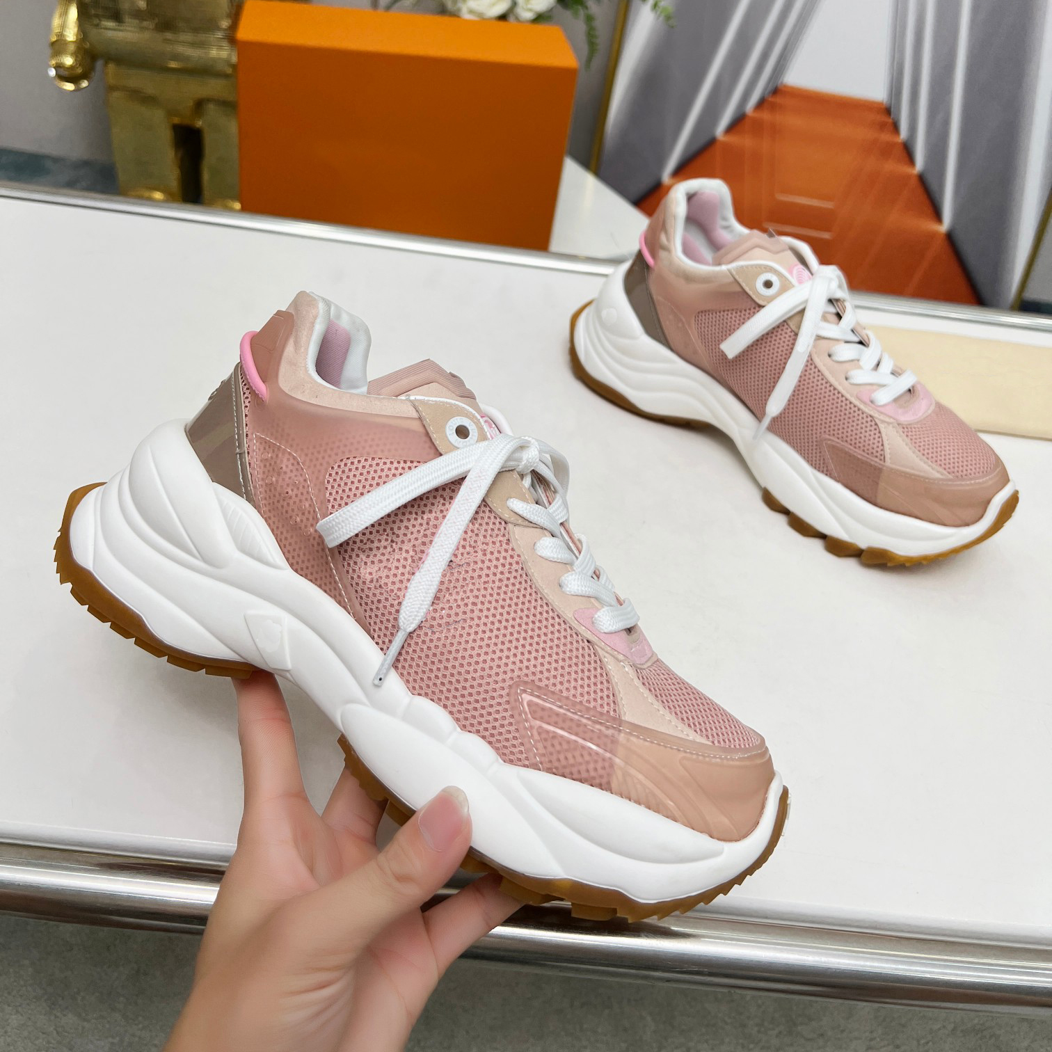 Famous designers of the highest quality women shoes 55 sneakers paneled mesh rubber and viscose other technical materials with cow leather Ultra-light casual 35-40