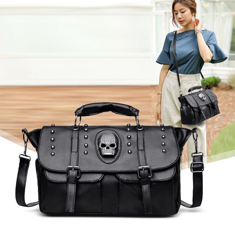 Factory Outlet Bag Sag Street Personnalité Skull Punk Handsbags Tendance Flip Multi-couche en cuir Men Handbag Daily Joker Outdoor Loisking Rivet Rivet Backpack 5450 #