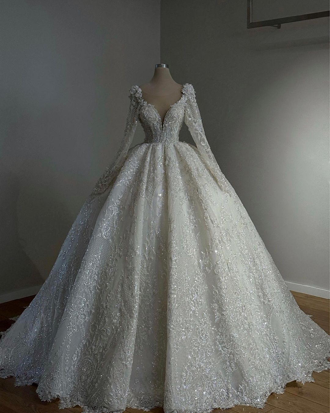 Abito da sposa linea A con scollo a V con paillettes Appliques Abiti da sposa a maniche lunghe Abiti da sposa gonfi taglie forti su misura