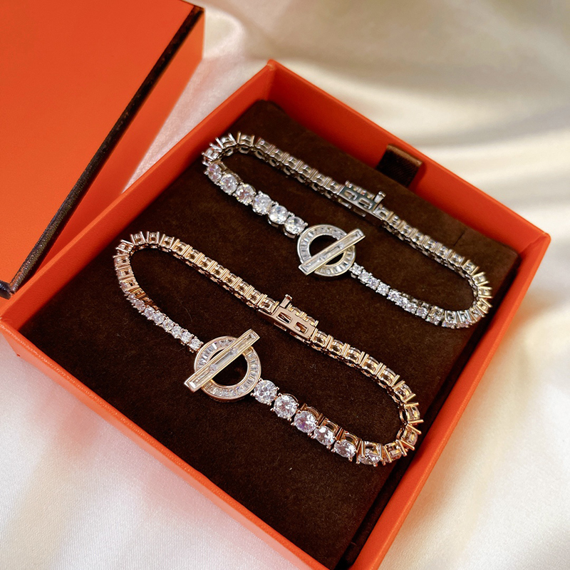 Charme de luxe Bijoux pour femmes Bracelet en or Barre transversale polyvalente associée à un design en diamant Mode et designer minimaliste Bracelet pour femme haut de gamme et magnifique