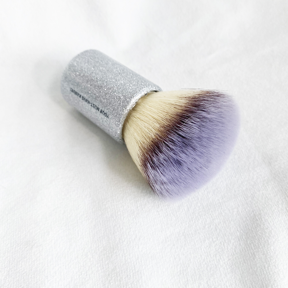 فرشاة مكياج Kabuki Brush التي يجب أن تكون لها لمسحوق برونزي ، أدوات فرشاة مستحضرات تجميلية