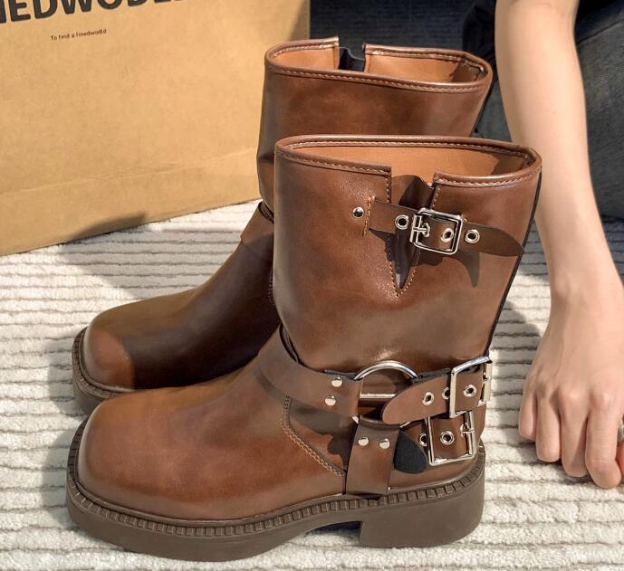 Kvinna lyxiga designers Martin stövlar äkta läderbälte spänne fyrkantig tå chunky häl 5 cm plattformskor halv boot England stil kvinnliga plattform stövlar